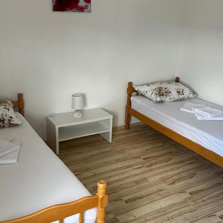 Apartman Malekin Apartment Prozor Ngoại thất bức ảnh